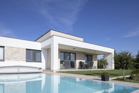 Le contraste entre une façade blanche et le gris anthracite des fenêtres leur donne l'élégance qu'elles méritent.