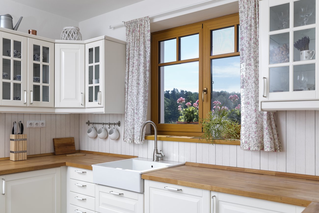 Les fenêtres PVC peuvent représenter une imitation fidèle du bois. Choisissez le décor idéal et rendez votre maison harmonieuse jusqu’au dernier détail.
